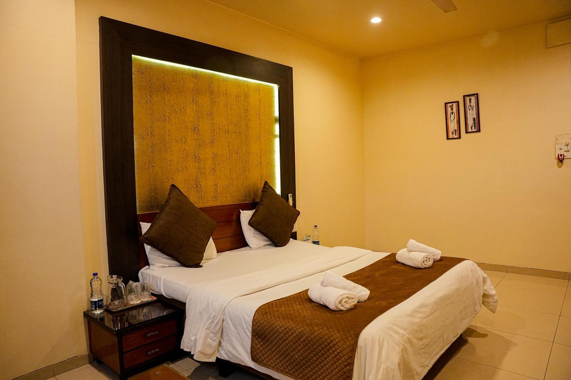 Hotel Viva Inn Yerandwane 外观 照片