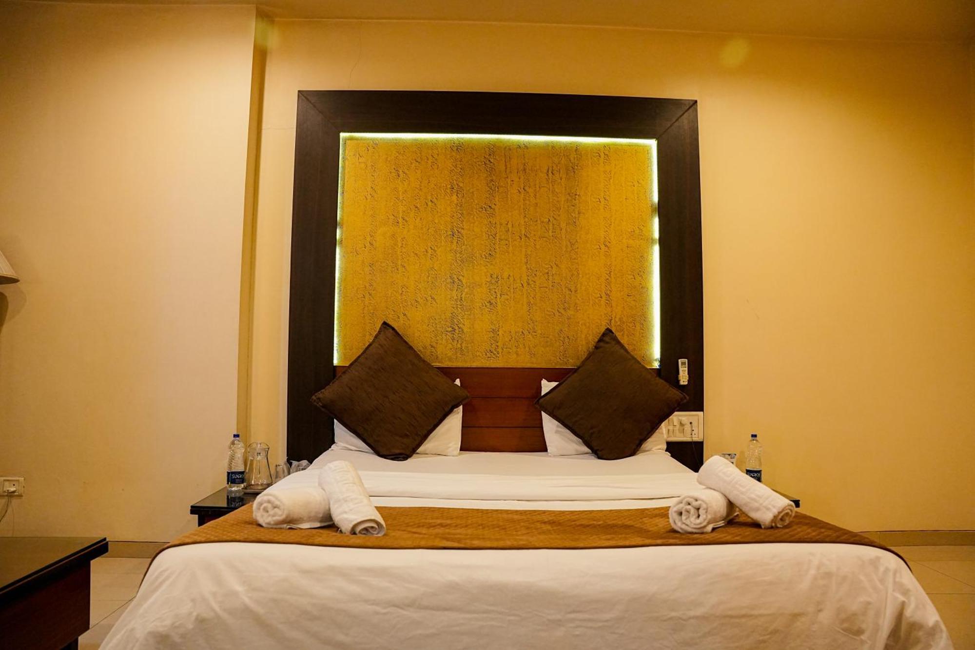 Hotel Viva Inn Yerandwane 外观 照片